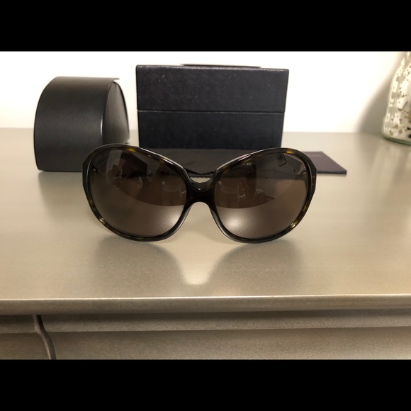 Prada sunglasses - Picture 6 of 9